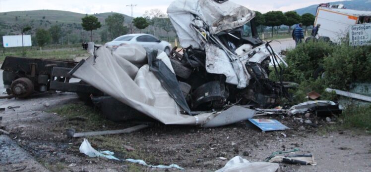 Amasya'da devrilen tırda bulunan hurda araçların yola savrulması trafiği aksattı