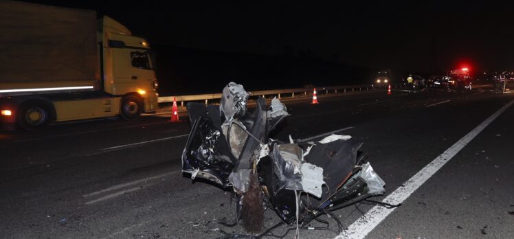 Ankara Çevre Yolu'nda otomobil TIR'a arkadan çarptı: 3 ölü, 1 yaralı