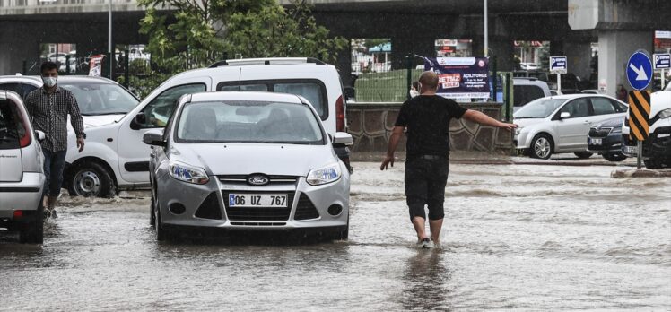 Şiddetli yağış başkentte sel ve su baskınlarına neden oldu