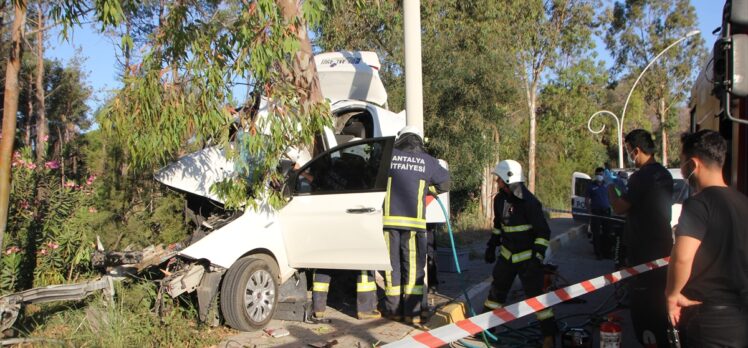 Antalya’da ağaca çarpan otomobilin sürücüsü hayatını kaybetti