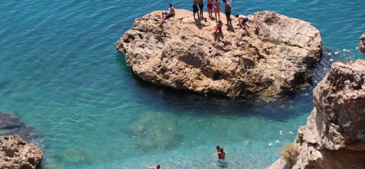 Antalya'da sıcaktan bunalanlar sahillerde yoğunluk oluşturdu