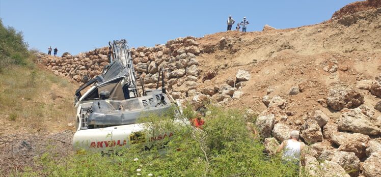 Antalya'da tarlanın istinat duvarı çöktü: 2 yaralı