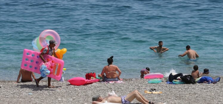 Antalya'da yılın en sıcak günü yaşandı, sahillerde yoğunluk oluştu