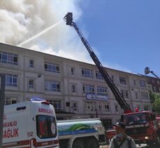 GÜNCELLEME – Bağcılar'da bir okulun çatısında çıkan yangın söndürüldü