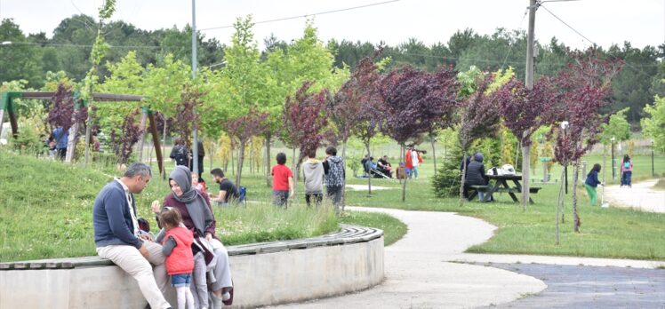 (Drone destekli) Bilecik'te kısıtlamasız ilk cumartesi gününde vatandaşlar parklara ve yeşil alanlara akın etti