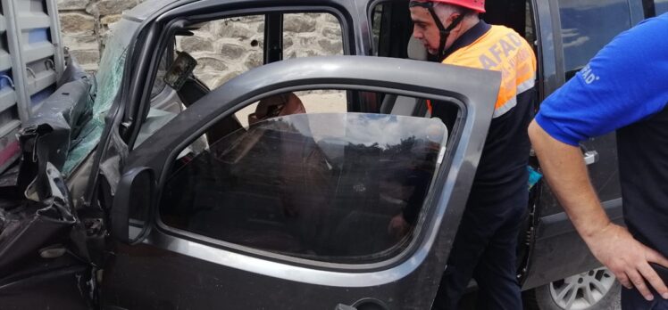 Bingöl'de hafif ticari araç tıra çarptı: 4 yaralı