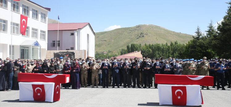 Bitlis'te şehitler uğurlandı