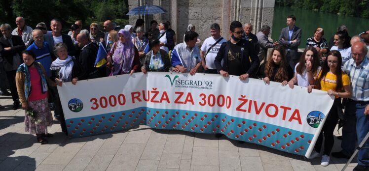 Bosna Savaşında diri diri yakılan üç bin kurban güllerle anıldı