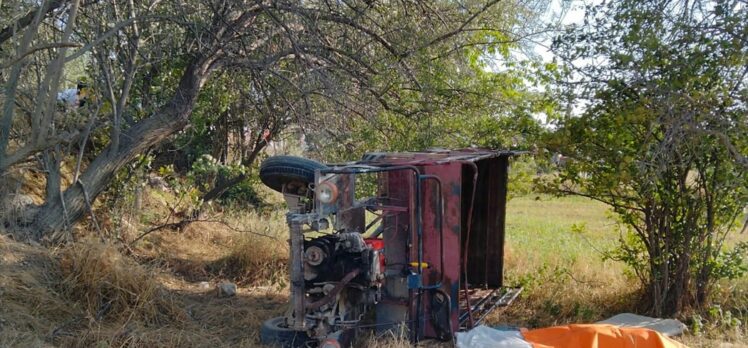 Burdur'da devrilen tarım aracındaki baba ile iki kızından biri öldü diğeri yaralandı