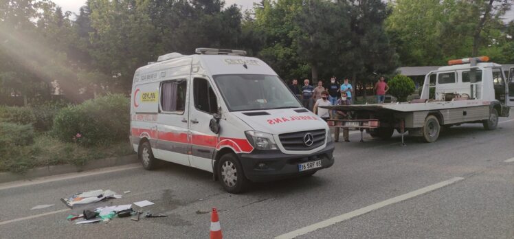 Bursa'da ambulansla otomobilin karıştığı kazada 4 kişi yaralandı