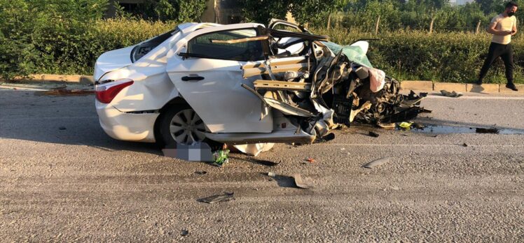 Bursa'da elektrik direğine çarpan otomobildeki 5 kişiden 3'ü hayatını kaybetti