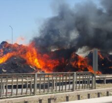 Bursa'da seyir halindeyken alev alan traktöre bağlı saman yüklü römorklar yandı