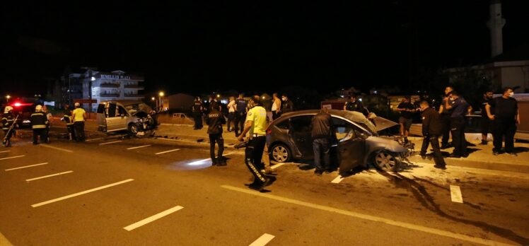 Çanakkale'de ters yöne giren otomobilin sivil ekip aracıyla çarpışması sonucu iki kişi hayatını kaybetti