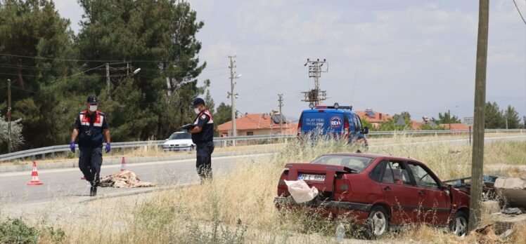 GÜNCELLEME – Denizli'de otomobil ile çarpışan motosikletteki gençlerden biri öldü, sürücüsü yaralandı