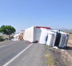 Devrilen tır Kayseri-Niğde kara yolunda ulaşımı aksattı