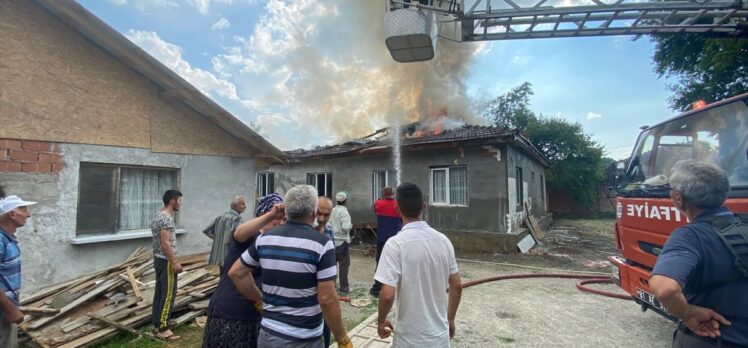 Düzce'de çıkan yangında müstakil ev kullanılamaz hale geldi