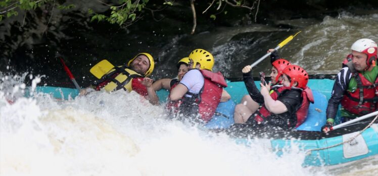 Düzce'de macera tutkunları rafting yaparak adrenalin depoladı