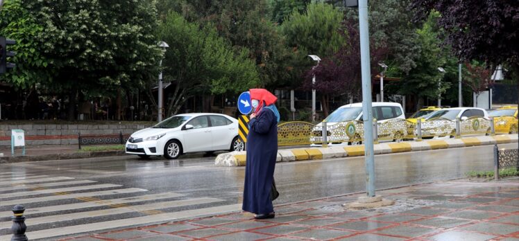 Edirne'de sağanak geçişleri zaman zaman etkili oluyor