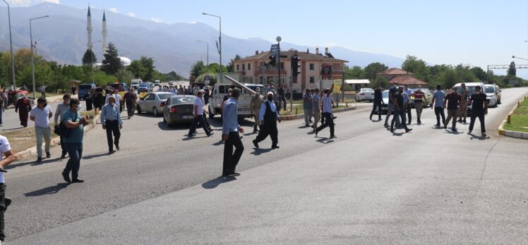 Erzincan'da içme sularının yetersiz olduğunu öne süren bazı mahalle sakinleri yol kapatma eylemi yaptı