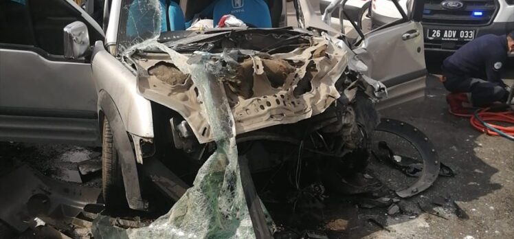 Eskişehir'de tırla çarpışan araçtaki anne ve kızı öldü, baba ve iki çocuğu yaralandı