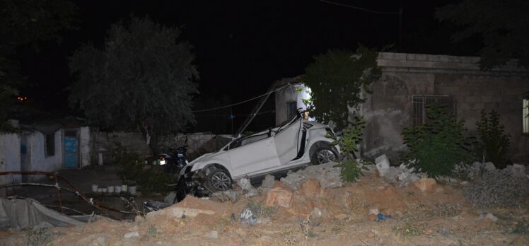 Gaziantep'te otomobil evin bahçesine devrildi: 2 yaralı