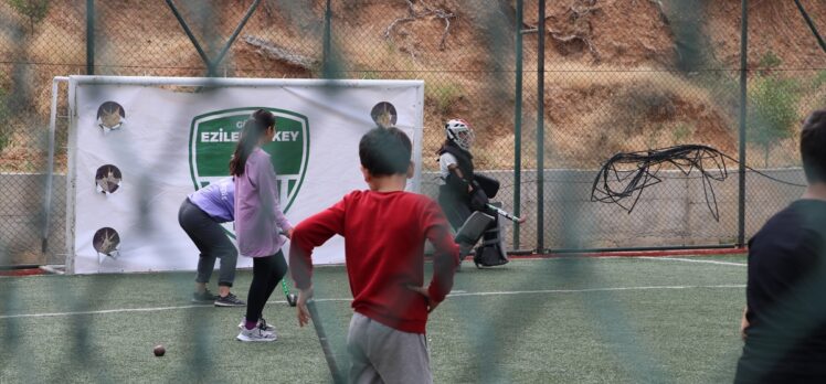 Görev yaptığı mahalledeki öğrencileri hokeyle tanıştıran öğretmen, milli takım için sporcu yetiştiriyor