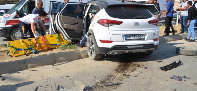 Hakkari'de otomobil ile hafif ticari araç çarpıştı: 9 yaralı