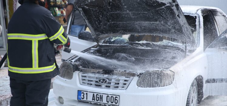 Hatay'da seyir halindeyken alev alan otomobilde hasar oluştu