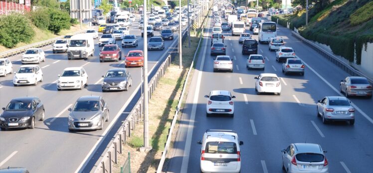 İstanbul'da kademeli normalleşmeyle trafikte yoğunluk yaşanıyor