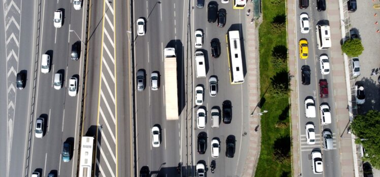 İstanbul'da kısıtlamasız ilk cumartesi gününde trafik yoğunluğu oluştu