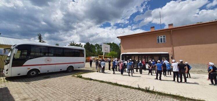 İstiklal Yolu yürüyüşü için Kastamonu'ya gelen gönüllüler köy okulundaki çocukların yüzünü güldürdü