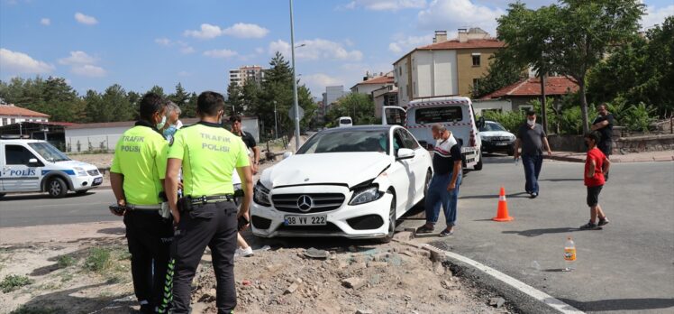 Kayseri'de iki otomobil çarpıştı: 8 yaralı