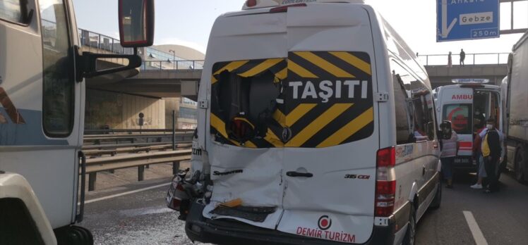 Kocaeli'de 4 aracın karıştığı zincirleme trafik kazasında iki kişi yaralandı