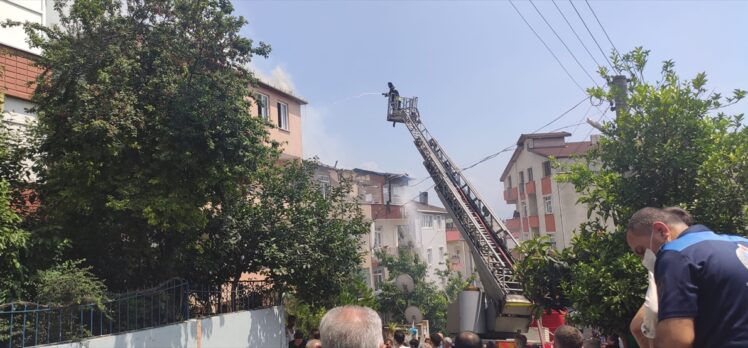 Kocaeli'de apartmanın çatısında çıkan yangın 4 binada hasara neden oldu