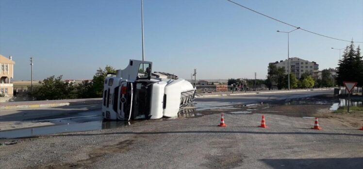 Konya'da  devrilen mazot yüklü tankerin sürücüsü yaralandı