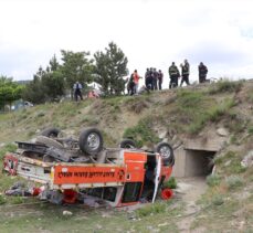 Kütahya'da minibüs Karayolları bakım aracına ve işçilere çarptı: 4 yaralı