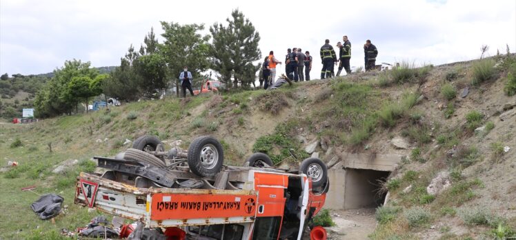 Kütahya'da minibüs Karayolları bakım aracına ve işçilere çarptı: 4 yaralı