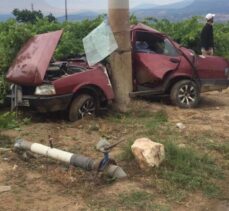 Manisa'da aydınlatma direğine çarpan otomobilin sürücüsü öldü