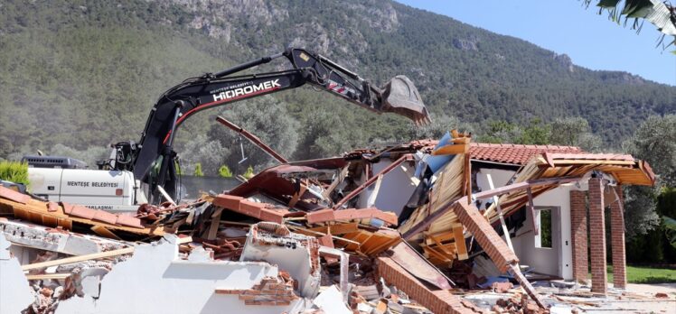 Muğla'da imara aykırı yapıların yıkımı devam ediyor