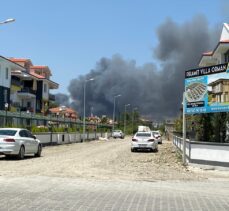 Muğla'da plastik atık deposunda çıkan yangın ormana sıçradı