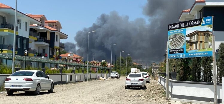 Muğla'da plastik atık deposunda çıkan yangın ormana sıçradı