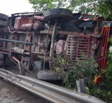 Sakarya'da kamyonla hafif ticari araç çarpıştı: 3 yaralı