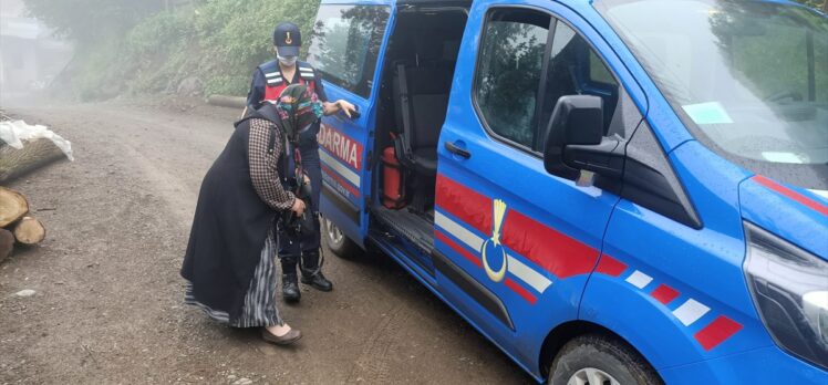 Samsun'da aşı merkezlerine gitme imkanı olmayanların yardımına jandarma yetişti