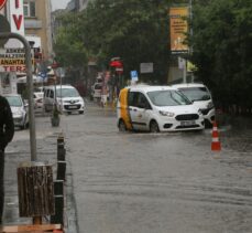 Samsun'da sağanak nedeniyle rögarlar taştı, trafikte aksamalar oldu