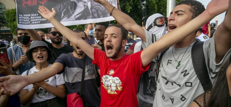 Tunus'ta, polisin göstericilere yönelik müdahalesi protesto edildi