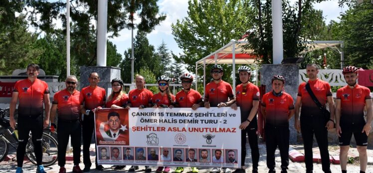 15 Temmuz şehitlerinin mezarlarından aldıkları toprakları Ömer Halisdemir'in kabrine götürüyorlar