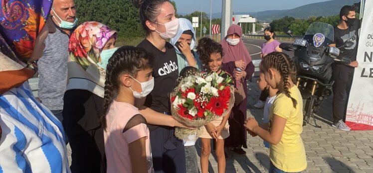 2020 Tokyo Olimpiyat Oyunları'na katılan halterci Nuray Levent, memleketi Düzce'de çiçeklerle karşılandı