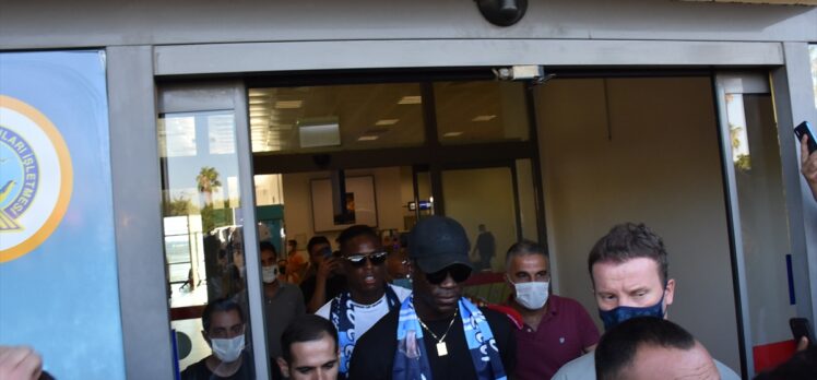 Adana Demirspor'un İtalyan yıldızı Mario Balotelli, Adana'ya geldi