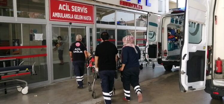 Adana'da lastiği patlayan otomobil devrildi: 4 yaralı