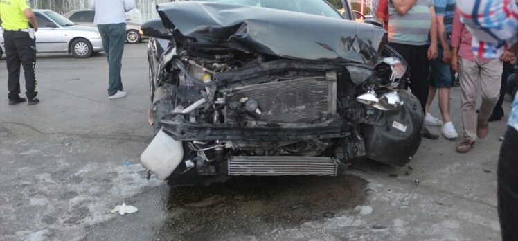 Adana'da otomobil ile hafif ticari araç çarpıştı: 3 yaralı